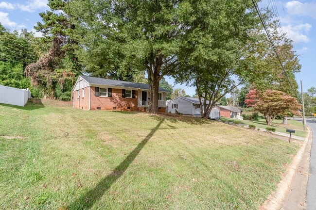 Building Photo - 815 Norwood Dr