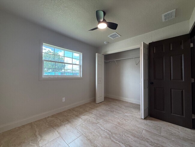 Building Photo - 4049 Castlegate Dr