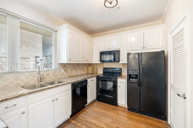 Building Photo - 5850 Valley Forge Dr