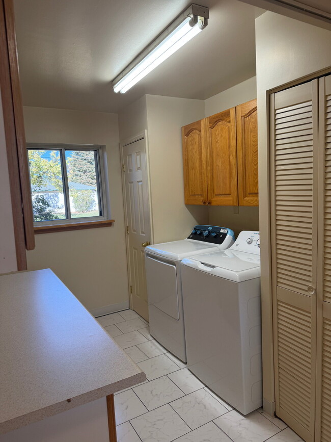 Building Photo - Ranch Style 3 bed, 1-1/2 bath Aurora Home Ready for Move In!