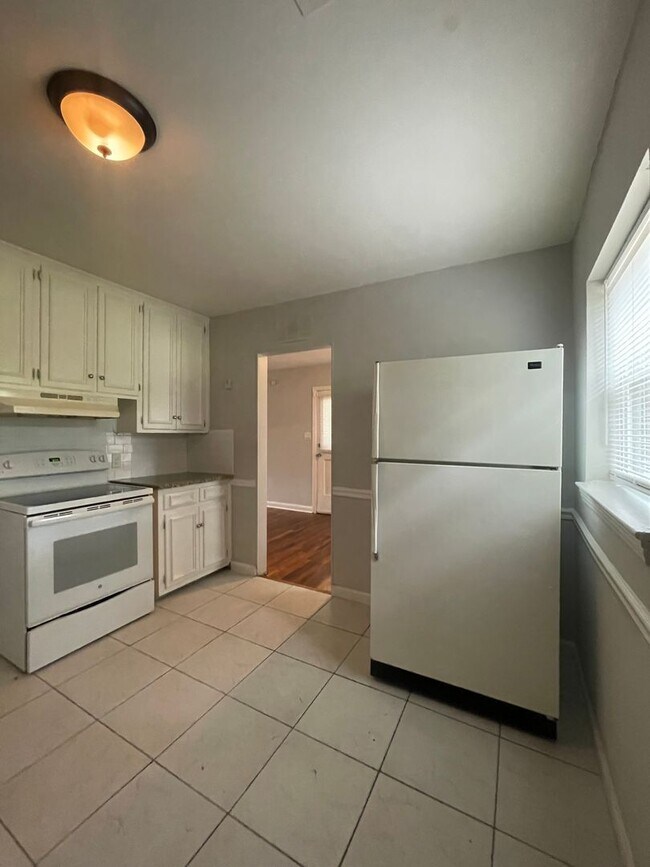 Building Photo - 916 Grenada Dr