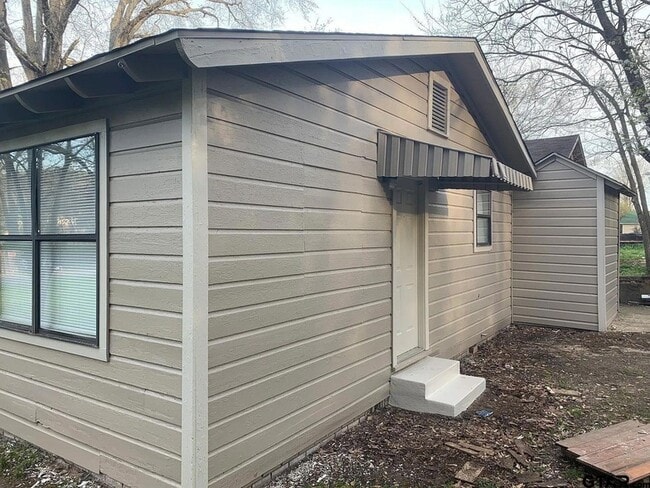 Building Photo - 2515 N Tenneha Ave