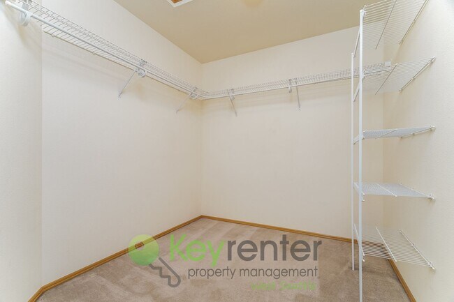 Building Photo - Kent Luxury Home with Double Primary Suite...
