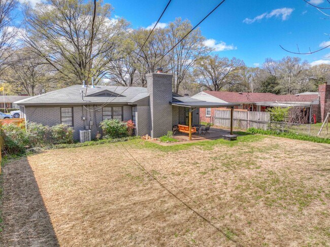 Building Photo - Colonial Acres East Memphis cutie! 3 bedrooms and tons of updates! Appliances included.