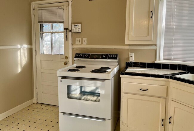 Building Photo - Great location in Garden District seconds from Downtown and LSU!