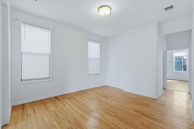Building Photo - 211 20th St