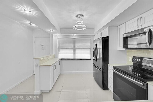Building Photo - 3005 Portofino Isle