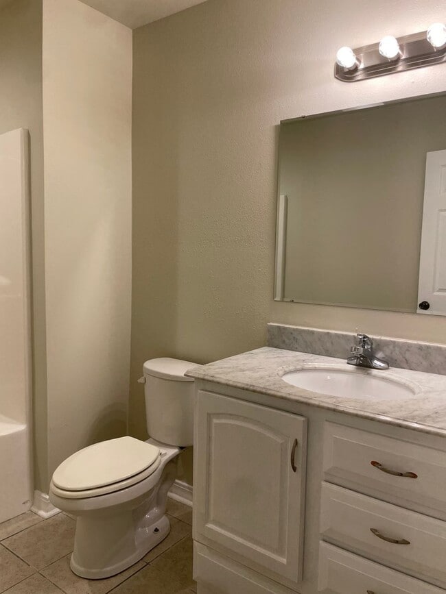 Building Photo - Beautiful 3 Bedroom 3 Bathroom Townhome for Rent