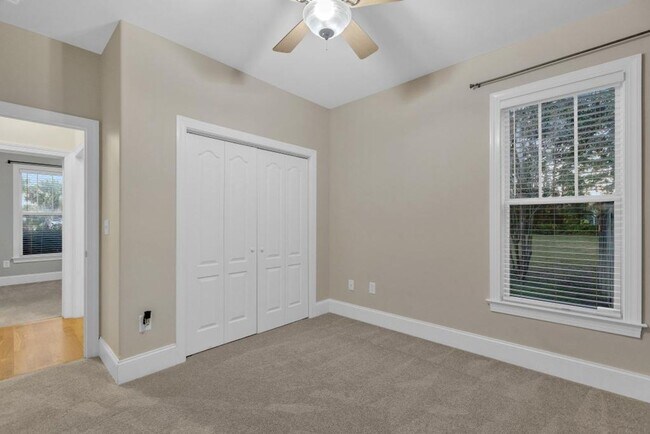 Building Photo - Great location between Wilmington and Jack...