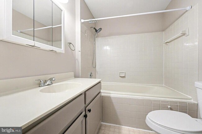 Building Photo - 102 Chesterfield Ln