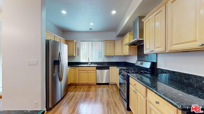 Building Photo - 11622 Oxnard St