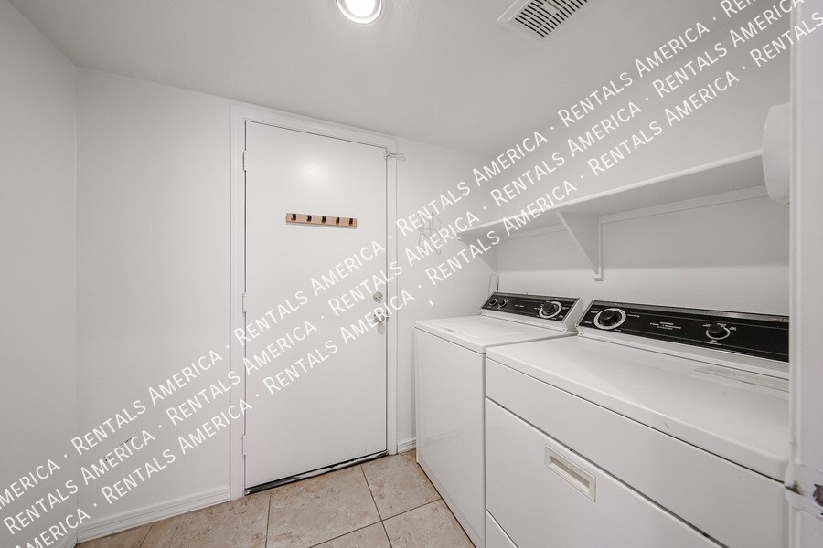 Building Photo - 820 N Granada Dr