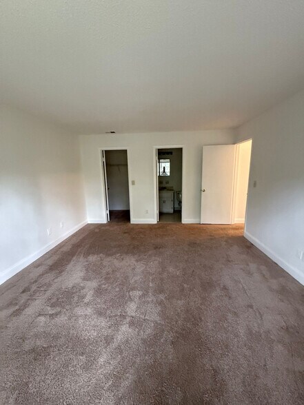 Building Photo - 530 Davina Ct