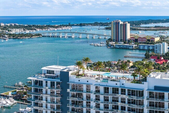 Building Photo - 220 Lake Shore Dr