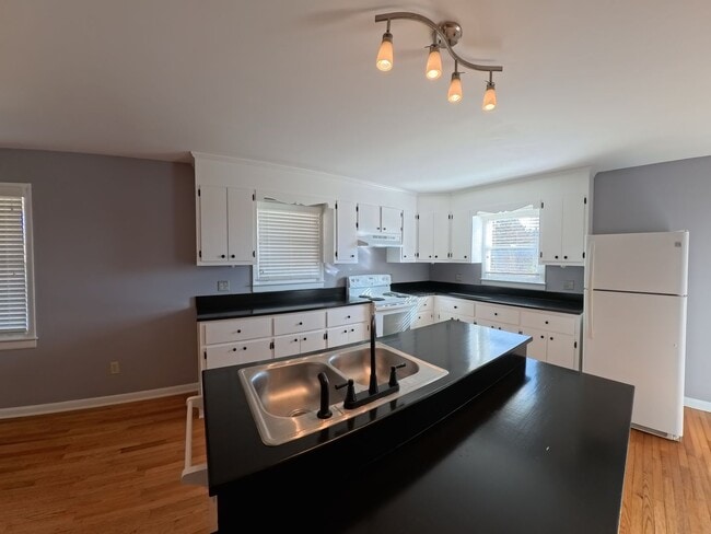 Building Photo - Lovely Home All on one Level