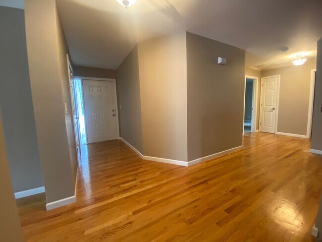 Building Photo - Beautiful, spacious 3 bedroom home in Savoy!