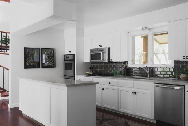 Building Photo - 402 Bulian Ln