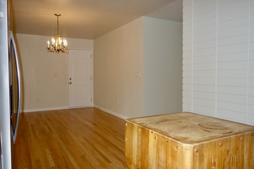 Building Photo - 609 Maureen Ln