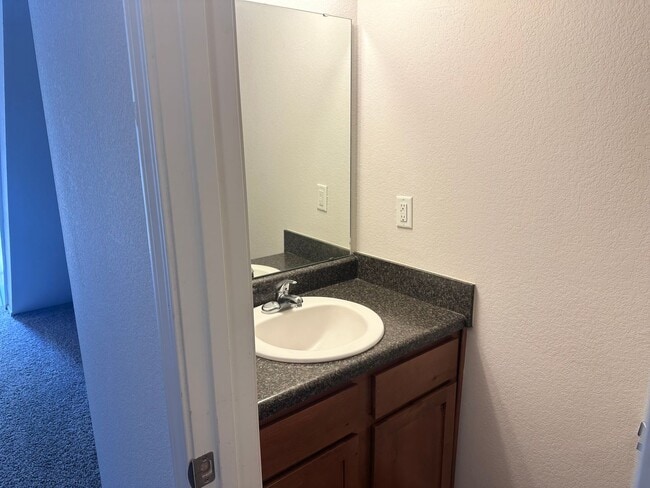 Building Photo - 3 Bed | 2.5 Bath | 2 Car Garage Townhome in Grain Valley