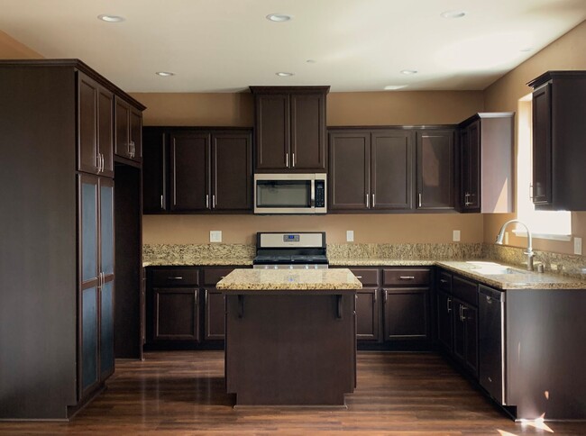 Building Photo - 4 Bedroom Home in Hollister