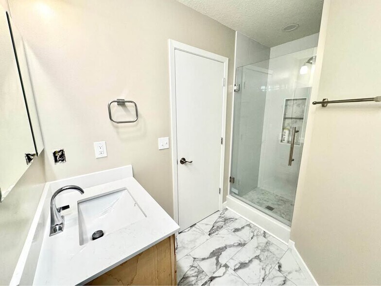 Building Photo - 1084 Hummingbird Ln