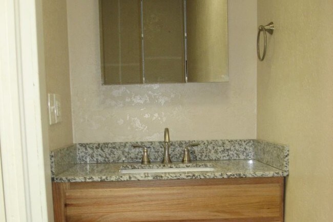 1/2 Bath - 604 W 3rd Ave