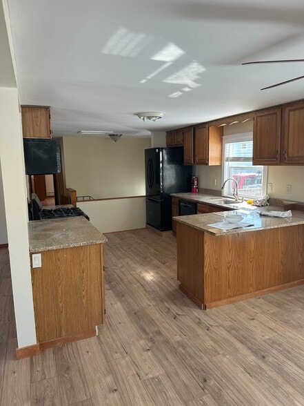 Building Photo - 686 S Windsor St