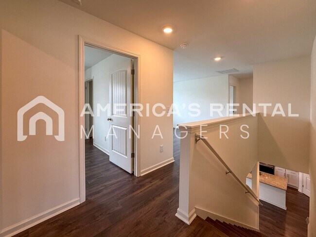 Building Photo - Move-in Special! Beautiful 5 Bed, 2 Bath h...