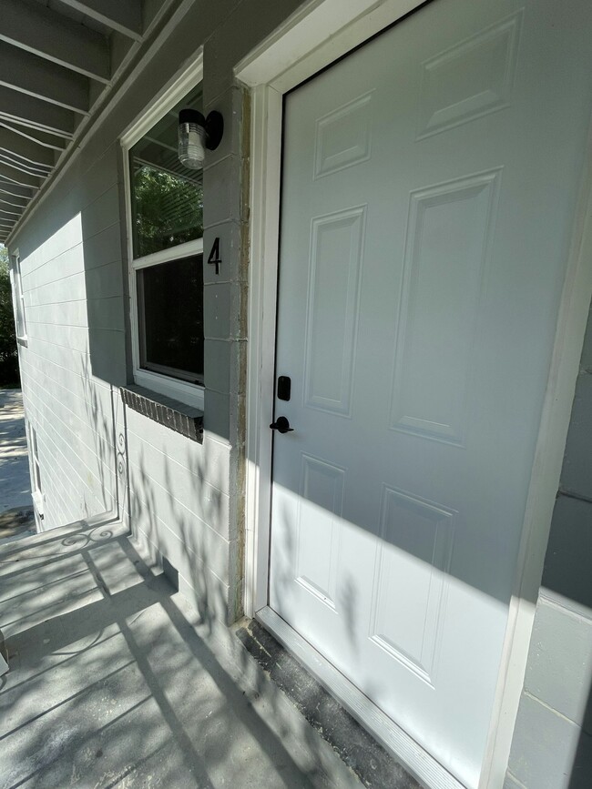 Building Photo - 1575 W 19th St