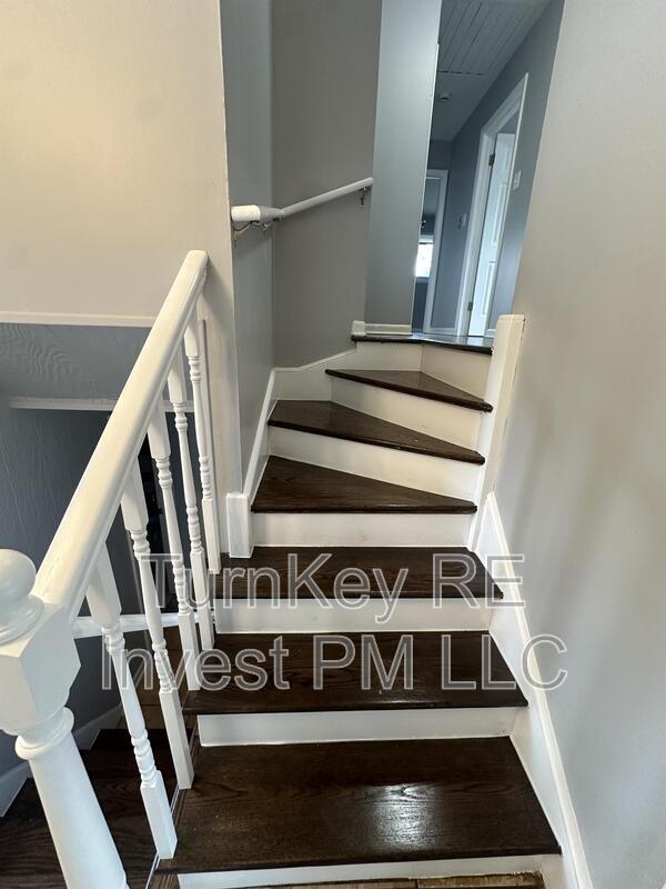 Building Photo - 923 W 187th St