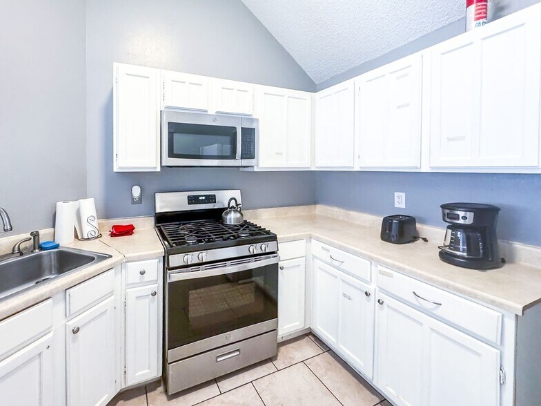 Building Photo - 18579 N Lyford Dr