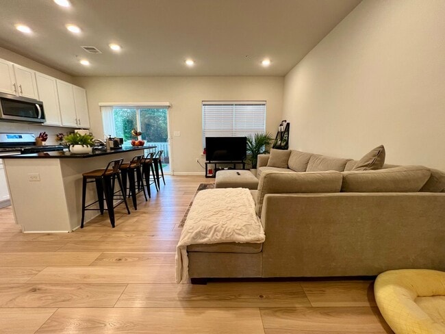 Building Photo - Luxurious 3-Bedroom Townhome in Norristown! Available mid-July!