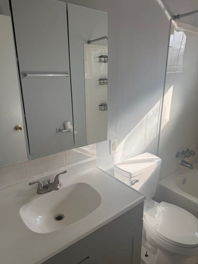 Building Photo - Absolutely Adorable two bedroom is move in ready!