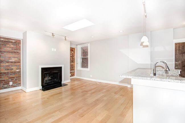 Primary Photo - 1451 Harvard St NW