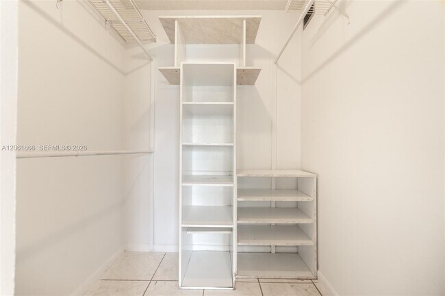 Building Photo - 7877 Golf Cir Dr