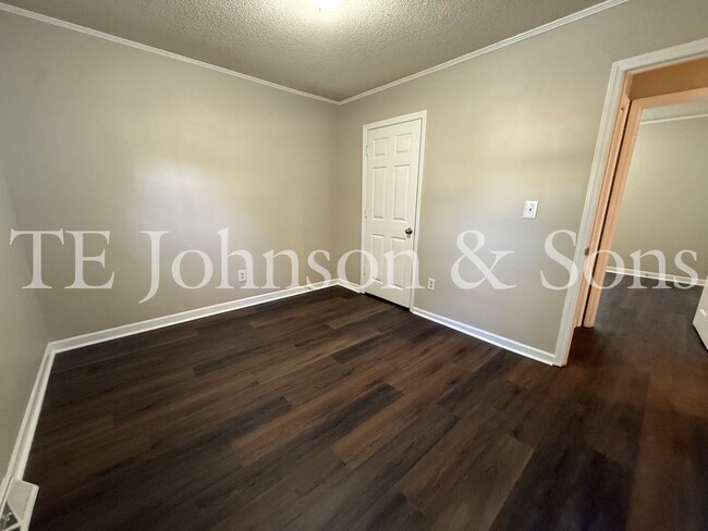 Building Photo - Cozy 3 Bedroom Home with Modern Touches in...