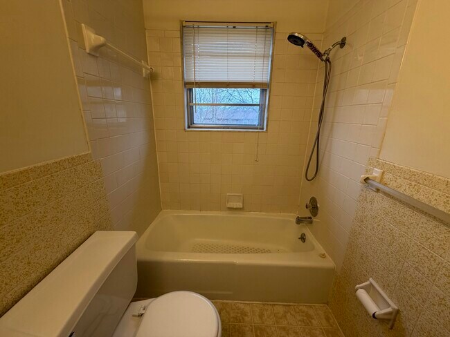 Building Photo - 2205 Warwick St