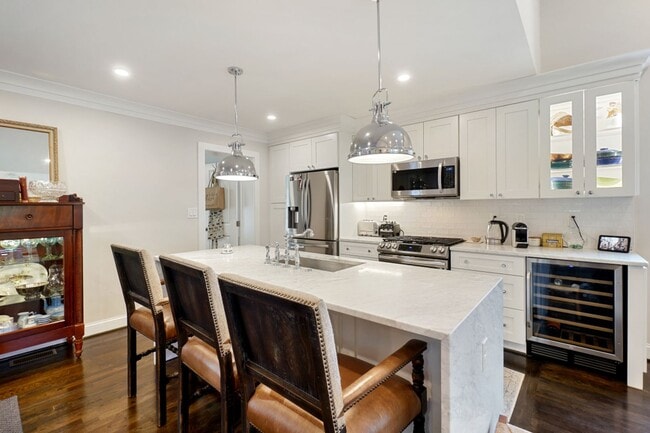 Building Photo - ELEGANT AND SPACIOUS 5 BEDROOM 3 FULL BATHROOM HOME IS AVAILABLE 3-1-2026  IN THE ROSEMARY HILLS ...