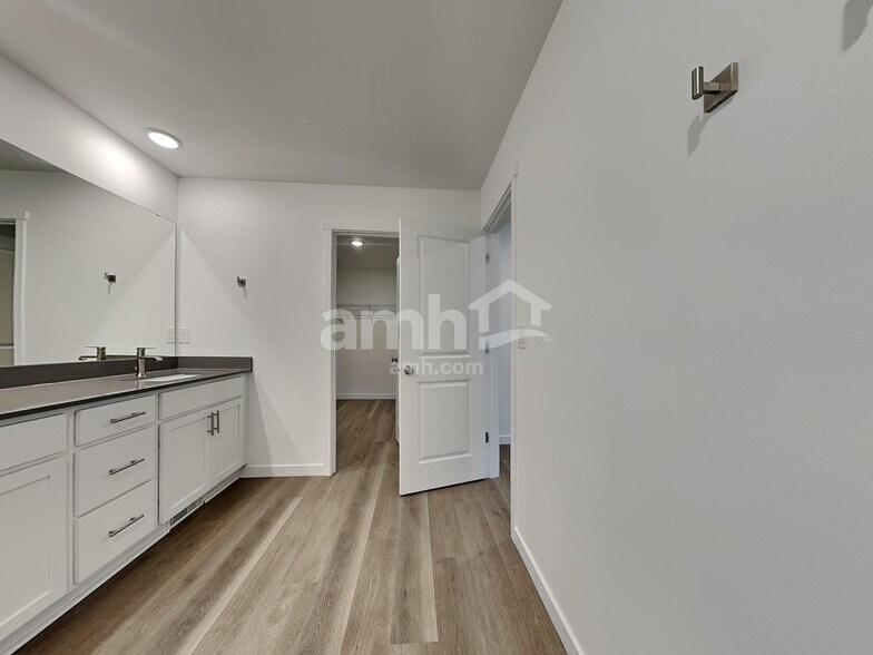 Building Photo - 5012 Washington St SE