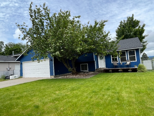 Building Photo - 700 W Bridle Ln