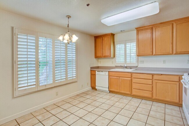 Building Photo - Bright & Airy 3bd/2bth End Unit Condo in F...