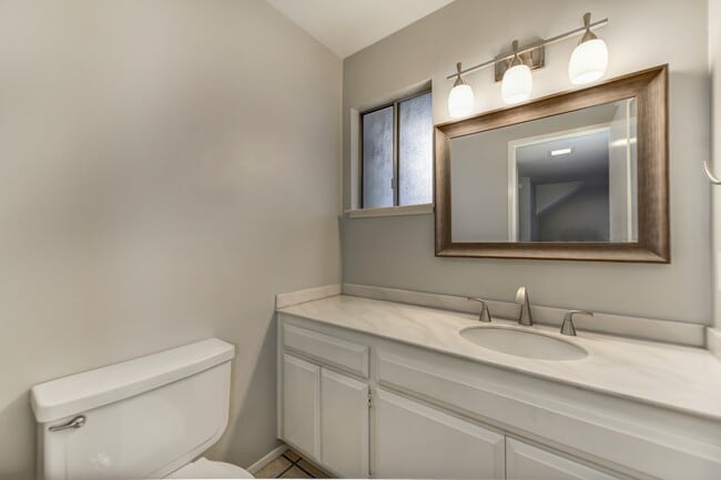 Building Photo - STUNNING 4BD / 2.5BTH SINGLE FAMILY RIGHT ...