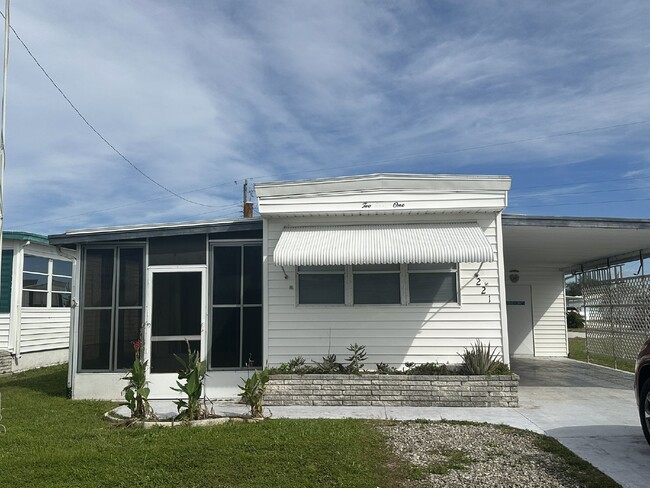 Building Photo - "Charming 2-Bedroom Home in North Port – C...