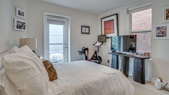 Building Photo - Luxurious Living in NW DC!