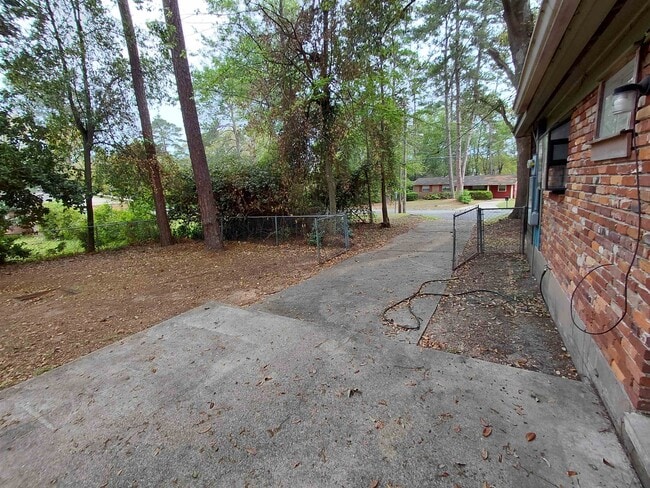Building Photo - 2412 Almond Dr