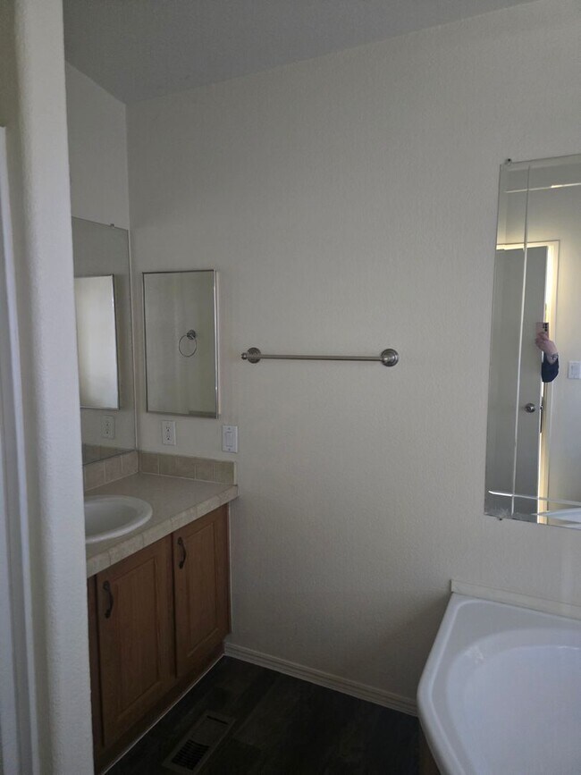 Building Photo - 1915 N Park Ave