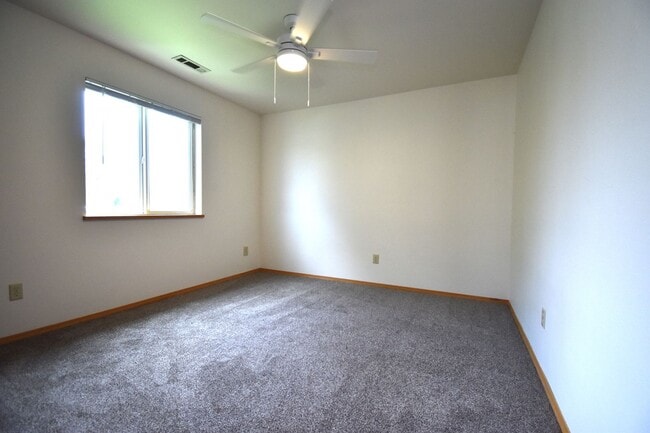 Building Photo - 3BD, 1BA Top Floor Unit