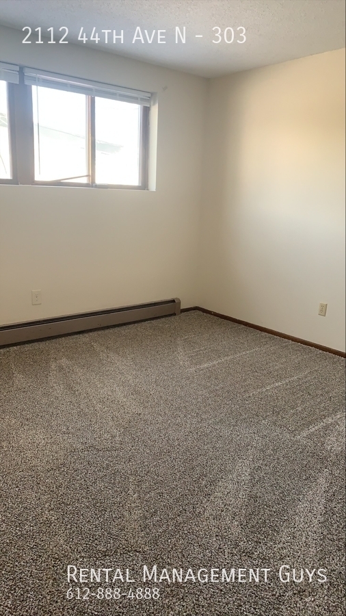 Building Photo - 1 Bedroom Apartment- Laundry and Off Stree...