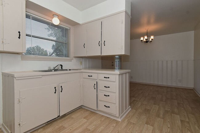 Building Photo - 1304 Skyline Dr