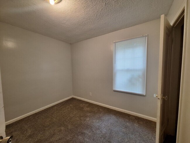 Building Photo - Charming 3 bedroom brick bungalow